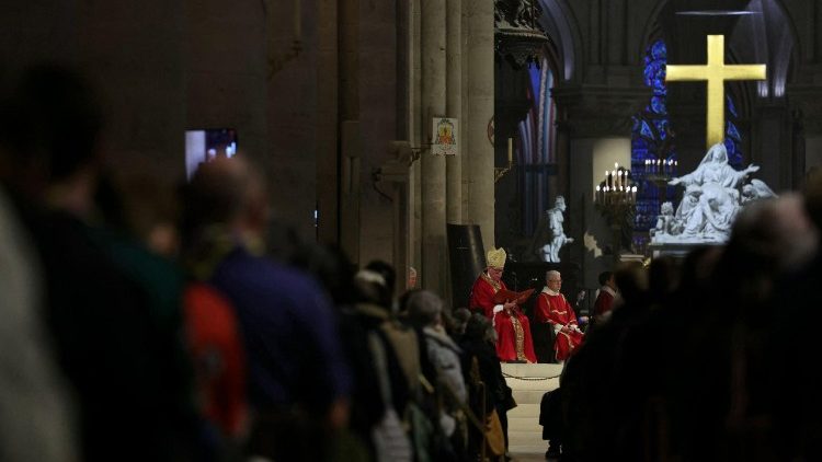 O cardeal Jean-Claude Hollerich (centro-esquerda) participa da missa de beatificação de 50 mártires católicos, membros de uma capelania clandestina assassinados pelos nazistas, na Catedral de Notre-Dame de Paris, em Paris, em 13 de dezembro de 2025. (Foto de ALAIN JOCARD / AFP)