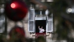 TOPSHOT-VATICAN-RELIGION-POPE-ANGELUS