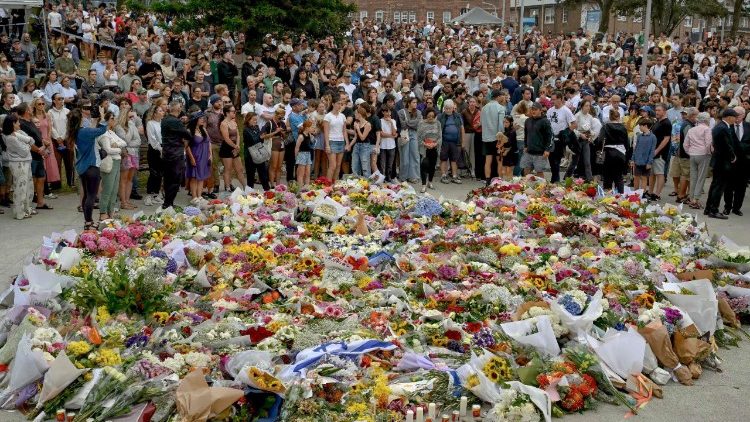 Maua yaliyowekwa  huko Bondi Beach nchini Australia kukumbuka wathirika wa shambulio la kigaidi.
