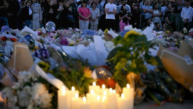 銃撃事件の犠牲者を悼む人々　2025年12月15日　オーストラリア・シドニー