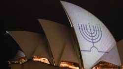 Une ménorah de Hanoucca est projetée sur l'opéra de Sydney, en mémoire des victimes de la fusillade de ce dimanche 14 décembre à Bondi.