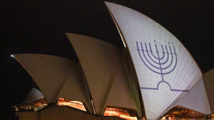 Une ménorah de Hanoucca est projetée sur l'opéra de Sydney, en mémoire des victimes de la fusillade de ce dimanche 14 décembre à Bondi.