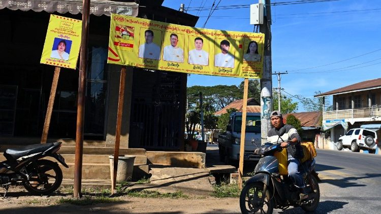 Affiches électorales à Nawnghkio, dans le nord de la Birmanie, le 9 décembre. 