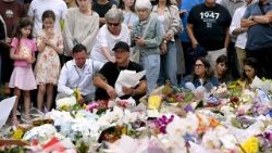 சிட்னி தாக்குதலில் இறந்தவர்களுக்கு அஞ்சலி செலுத்தும் மக்கள் 