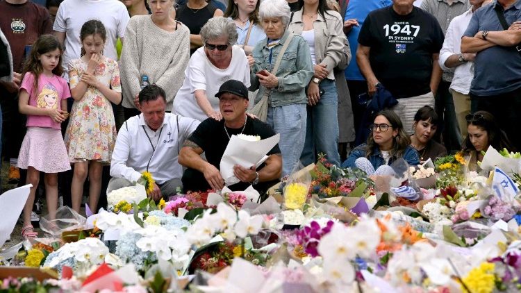 சிட்னி தாக்குதலில் இறந்தவர்களுக்கு அஞ்சலி செலுத்தும் மக்கள் 