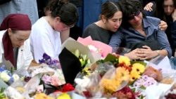 Watu wakiomboleza kwa ajili ya wapendwa wao.