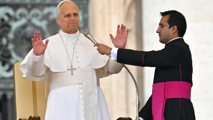 Leó pápa áldást ad...