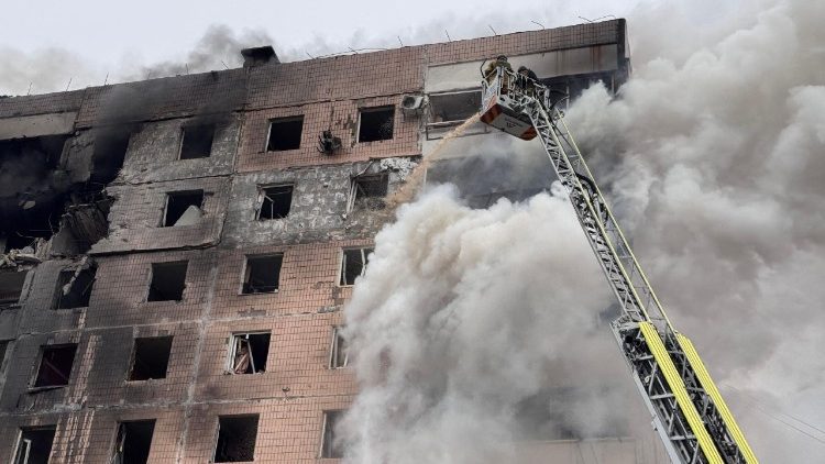 Equipes de resgate ucranianas trabalham para extinguir um inc&ecirc;ndio em um pr&eacute;dio residencial danificado ap&oacute;s um ataque a&eacute;reo em Zaporizhzhia, em 17 de dezembro de 2025, durante a invas&atilde;o russa da Ucr&acirc;nia. (Foto de Darya Nazarova / AFP)