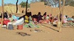 Des Soudanais ayant quitté El-Fasher après la prise de la ville par les forces du général Hemetti. Ils sont dans la ville de Tawila, au point d'accueil de ce camp du Darfour, le 17 décembre 2025.