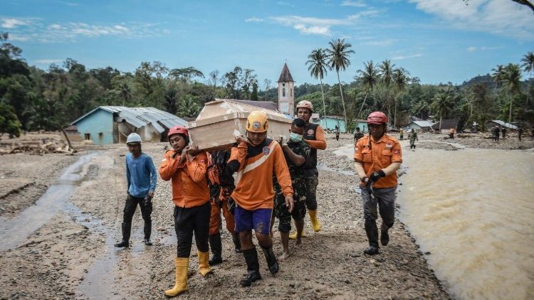 Helfer mit dem Sarg eines Überschwemmungsopfers auf Sumatra, am 19. Dezember