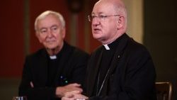 Le cardinal Vincent Nichols et Mgr Richard Moth, archevêque désigné de Westminster, en conférence de presse à la résidence de l'archevêque à Londres, le 19 décembre 2025. 