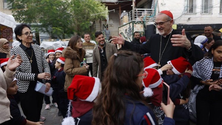 Le cardinal Pierbattista Pizzaballa, patriarche latin de Jérusalem, à la paroisse de la Sainte-Famille de Gaza, le 19 décembre 2025.