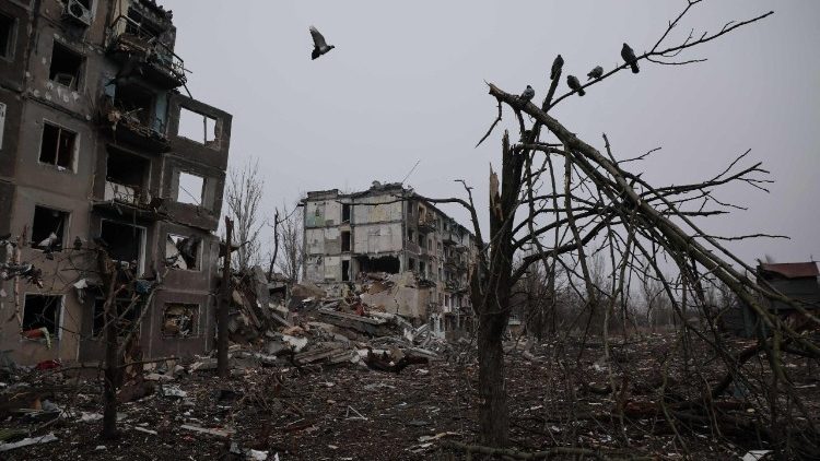  Esta fotografia, divulgada pela assessoria de imprensa da 24&ordf; Brigada Mecanizada das For&ccedil;as Armadas da Ucr&acirc;nia em 20 de dezembro de 2025 e publicada em 22 de dezembro de 2025, mostra uma &aacute;rea residencial gravemente danificada na cidade fronteiri&ccedil;a de Kostyantynivka, na regi&atilde;o de Donetsk, em meio &agrave; invas&atilde;o russa da Ucr&acirc;nia. (Photo by OLEG PETRASIUK / 24th Mechanized Brigade of Ukrainian Armed Forces / AFP) / 