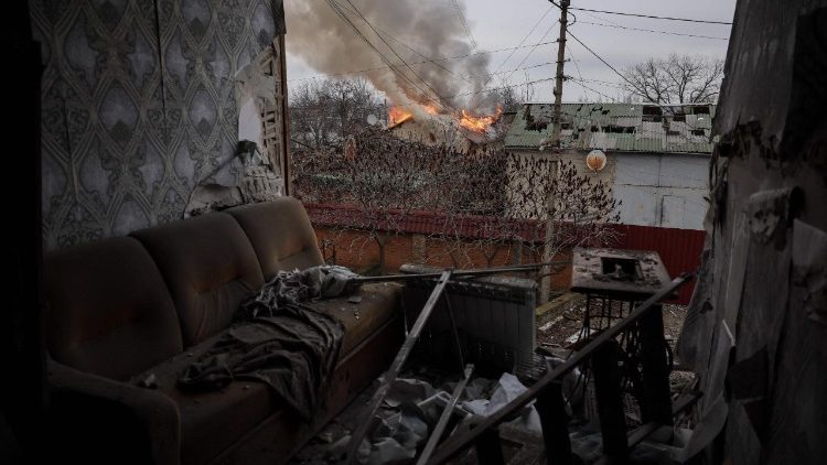 Esta fotografia, divulgada pela assessoria de imprensa da 24&ordf; Brigada Mecanizada das For&ccedil;as Armadas da Ucr&acirc;nia em 20 de dezembro de 2025 e publicada em 22 de dezembro de 2025, mostra uma &aacute;rea residencial gravemente danificada na cidade fronteiri&ccedil;a de Kostyantynivka, na regi&atilde;o de Donetsk, em meio &agrave; invas&atilde;o russa da Ucr&acirc;nia. (Photo by OLEG PETRASIUK / 24th Mechanized Brigade of Ukrainian Armed Forces / AFP) 