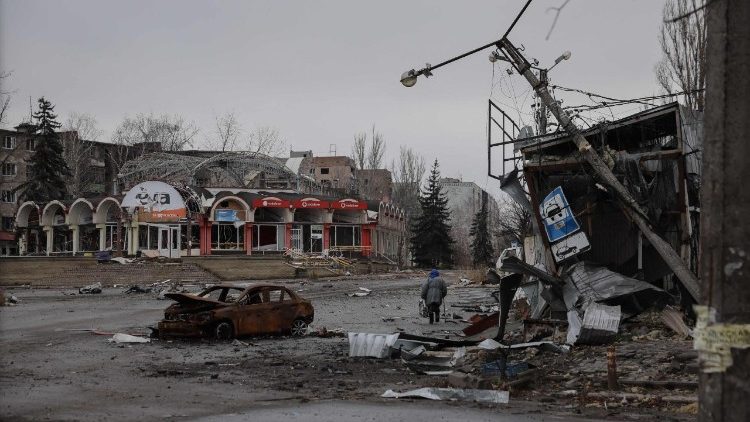  Esta fotografia, divulgada pela assessoria de imprensa da 24&ordf; Brigada Mecanizada das For&ccedil;as Armadas da Ucr&acirc;nia em 20 de dezembro de 2025 e publicada em 22 de dezembro de 2025, mostra uma &aacute;rea residencial gravemente danificada na cidade fronteiri&ccedil;a de Kostyantynivka, na regi&atilde;o de Donetsk, em meio &agrave; invas&atilde;o russa da Ucr&acirc;nia. (Photo by OLEG PETRASIUK / 24th Mechanized Brigade of Ukrainian Armed Forces / AFP) / 