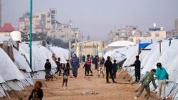 Sfollati palestinesi nel campo profughi di Nuseirat