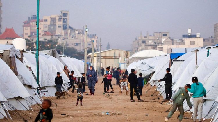 Sfollati palestinesi nel campo profughi di Nuseirat