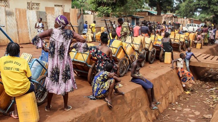 बांगुई में लोग पानी के लिए लाइन में खड़े हैं