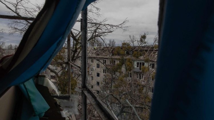 Oper&aacute;rios removem os destro&ccedil;os do telhado de um pr&eacute;dio residencial gravemente danificado ap&oacute;s um ataque de drone em Kiev, em 23 de dezembro de 2025, em meio &agrave; invas&atilde;o russa da Ucr&acirc;nia. Diversas regi&otilde;es ucranianas sofreram cortes de energia em meio ao rigoroso inverno de 23 de dezembro de 2025, ap&oacute;s a R&uacute;ssia lan&ccedil;ar seu mais recente ataque mortal em larga escala com drones e m&iacute;sseis, disseram as autoridades. (Foto de Roman PILIPEY / AFP)