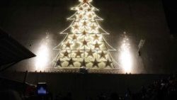Árvore de Natal com as fotos das vítimas do atentado na Igreja Mar Elias em Damasco, em junho de 2025.