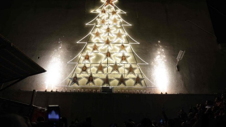 Árvore de Natal com as fotos das vítimas do atentado na Igreja Mar Elias em Damasco, em junho de 2025.
