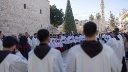 चरनी प्राँगण में क्रिसमस का त्योहार मनाते हुए