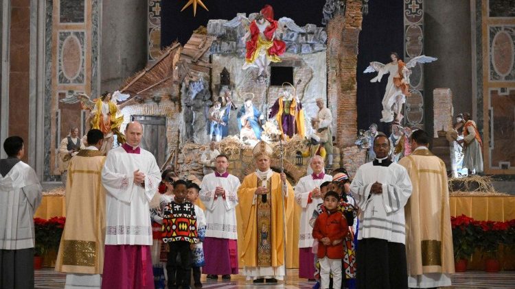 A szentmise v&eacute;g&eacute;n a betlehemi j&aacute;szoln&aacute;l