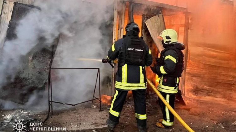 Esta fotografia, divulgada pelo Servi&ccedil;o de Emerg&ecirc;ncia da Ucr&acirc;nia em 25 de dezembro de 2025, mostra equipes de resgate ucranianas trabalhando para extinguir um inc&ecirc;ndio ap&oacute;s um suposto ataque de drone na regi&atilde;o de Chernihiv, em meio &agrave; invas&atilde;o russa da Ucr&acirc;nia. (Photo by Handout / UKRAINIAN EMERGENCY SERVICE / AFP) 