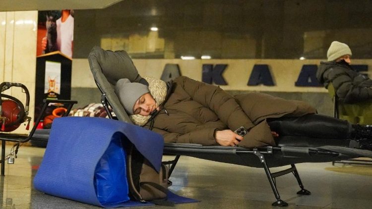 Pessoas se abrigam em uma esta&ccedil;&atilde;o de metr&ocirc; durante ataques a&eacute;reos russos em Kiev, em 27 de dezembro de 2025, em meio &agrave; invas&atilde;o russa da Ucr&acirc;nia. Diversas explos&otilde;es poderosas sacudiram Kiev no s&aacute;bado, enquanto as autoridades alertavam que a capital ucraniana estava sob amea&ccedil;a de ataque com m&iacute;sseis. "Explos&otilde;es na capital. As for&ccedil;as de defesa a&eacute;rea est&atilde;o operando. Permane&ccedil;am em abrigos!", disse o prefeito de Kiev, Vitali Klitschko, no Telegram. (Foto de Serhii Okunev / AFP)