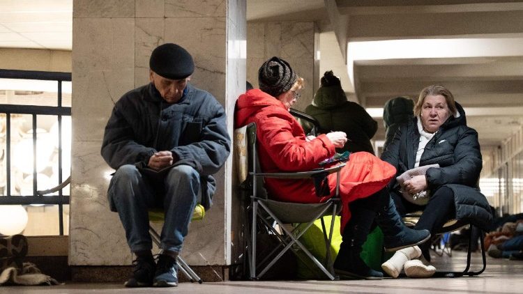 Pessoas se abrigam em uma esta&ccedil;&atilde;o de metr&ocirc; durante ataques a&eacute;reos russos em Kiev, em 27 de dezembro de 2025, em meio &agrave; invas&atilde;o russa da Ucr&acirc;nia. Diversas explos&otilde;es poderosas sacudiram Kiev no s&aacute;bado, enquanto as autoridades alertavam que a capital ucraniana estava sob amea&ccedil;a de ataque com m&iacute;sseis. "Explos&otilde;es na capital. As for&ccedil;as de defesa a&eacute;rea est&atilde;o operando. Permane&ccedil;am em abrigos!", disse o prefeito de Kiev, Vitali Klitschko, no Telegram. (Foto de Serhii Okunev / AFP)