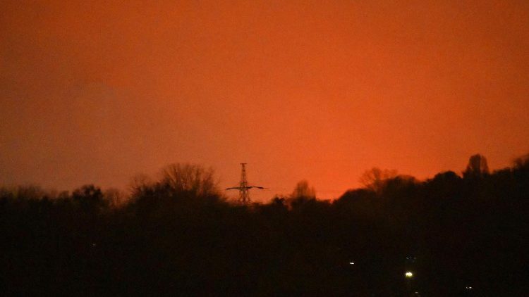 Uma fotografia tirada em 27 de dezembro de 2025 mostra o brilho de uma explos&atilde;o durante um ataque com drones e m&iacute;sseis russos em Kiev, em meio &agrave; invas&atilde;o russa na Ucr&acirc;nia. Diversas explos&otilde;es poderosas sacudiram Kiev em 27 de dezembro de 2025, enquanto as autoridades alertavam que a capital ucraniana estava sob amea&ccedil;a de ataque com m&iacute;sseis. (Foto de Sergei SUPINSKY / AFP)