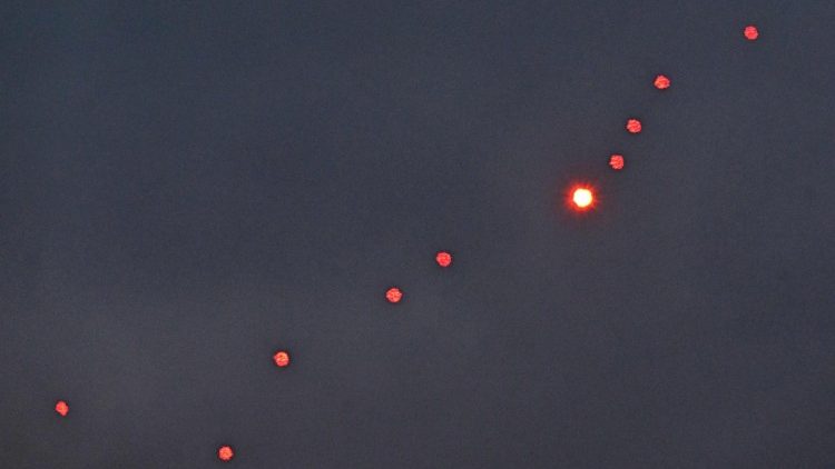 Esta fotografia, tirada em 27 de dezembro de 2025, mostra a defesa a&eacute;rea ucraniana disparando contra drones durante um ataque russo com drones e m&iacute;sseis em Kiev, em meio &agrave; invas&atilde;o russa da Ucr&acirc;nia. Diversas explos&otilde;es poderosas sacudiram Kiev em 27 de dezembro de 2025, enquanto as autoridades alertavam que a capital ucraniana estava sob amea&ccedil;a de ataque com m&iacute;sseis. (Foto de Sergei SUPINSKY / AFP)