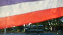 Thailandia, la bandiera nazionale sovrasta veicoli militari al confine con la Cambogia