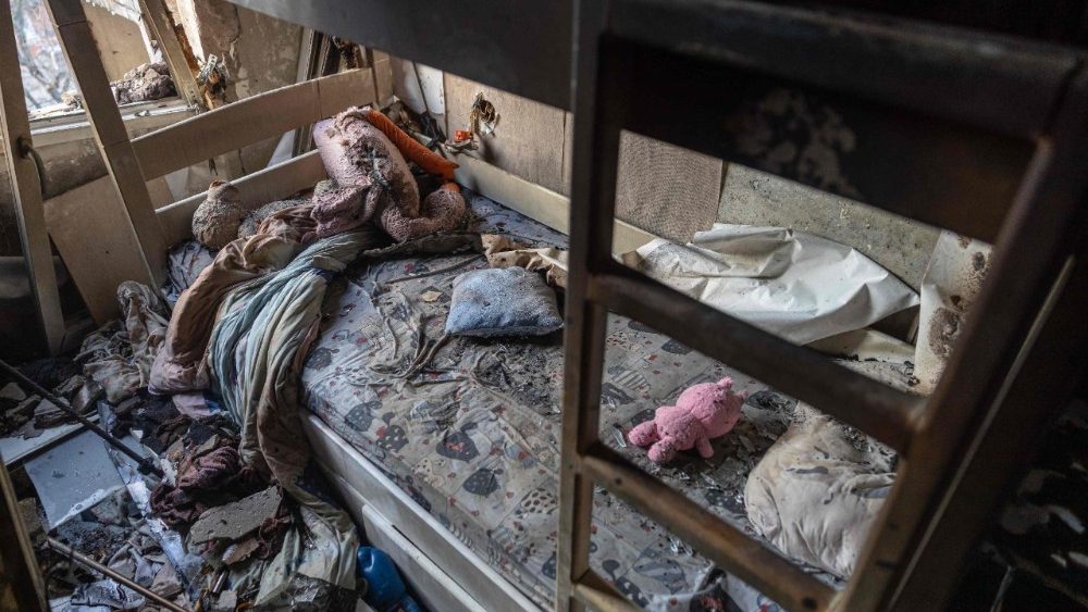 Esta fotografia mostra um cômodo de um prédio residencial danificado após um ataque em Odessa, em 31 de dezembro de 2025, durante a invasão russa na Ucrânia. Os ataques russos feriram seis pessoas em Odessa, incluindo três crianças, informou a administração militar da cidade ucraniana em 31 de dezembro de 2025. (Foto de Oleksandr Gimanov / AFP)   (AFP or licensors)