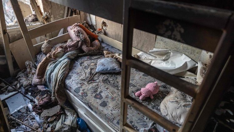 Esta fotografia mostra um c&ocirc;modo de um pr&eacute;dio residencial danificado ap&oacute;s um ataque em Odessa, em 31 de dezembro de 2025, durante a invas&atilde;o russa na Ucr&acirc;nia. Os ataques russos feriram seis pessoas em Odessa, incluindo tr&ecirc;s crian&ccedil;as, informou a administra&ccedil;&atilde;o militar da cidade ucraniana em 31 de dezembro de 2025. (Foto de Oleksandr Gimanov / AFP)