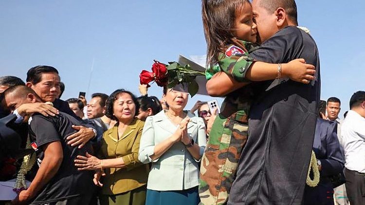 Ein kambodschanischer Soldat (rechts), der im Juli von thailändischen Soldaten gefangen genommen worden war , umarmt nach der Freilassung seine Tochter - 31. Dezember 2025 am ehemaligen internationalen Flughafen in Phnom Penh (Agenturfoto)