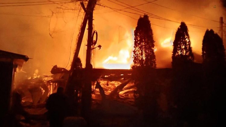 Fiamme nella regione di Kherson tra le più colpite dai nuovi attacchi