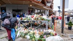 火災現場の近くに捧げられた花　2026年1月2日　スイス、クラン・モンタナ