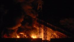 Incêndio em Fuerte Tiuna, o maior complexo militar da Venezuela, após uma série de explosões em Caracas. (Foto de Luis JAIMES / AFP)