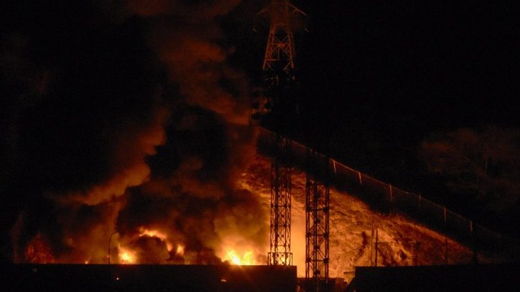 Incêndio em Fuerte Tiuna, o maior complexo militar da Venezuela, após uma série de explosões em Caracas. (Foto de Luis JAIMES / AFP)