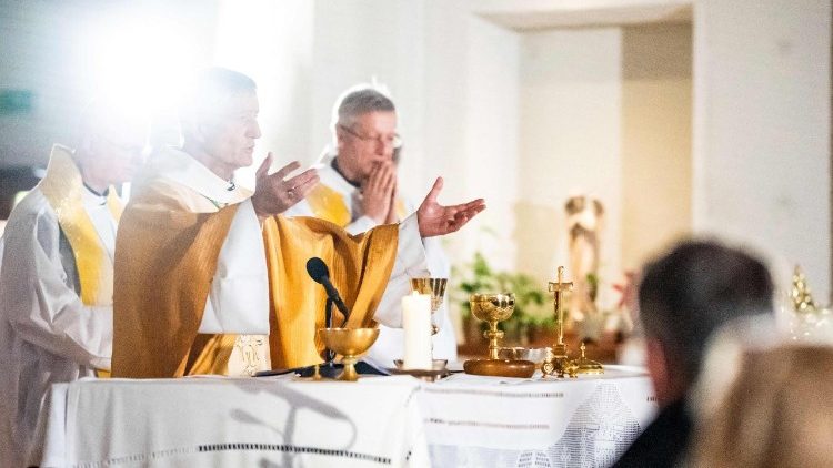 O bispo Jean-Marie Lovey preside uma Missa dedicada às vítimas do incêndio no bar e lounge 'Le Constellation', na Capela Católica de Saint-Christophe em Crans-Montana, em 4 de janeiro de 2026. (Foto de MAXIME SCHMID / AFP)