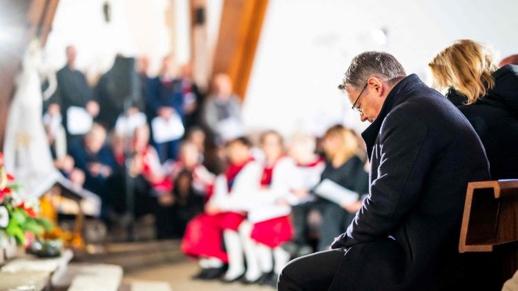  O chefe do Departamento de Mobilidade, Planejamento Espacial e Meio Ambiente do Cantão de Valais, Franz Ruppen, durante uma missa de domingo dedicada às vítimas do incêndio no bar e lounge 'Le Constellation', na Capela Católica de Saint-Christophe em Crans-Montana, em 4 de janeiro de 2026. . (Foto de MAXIME SCHMID / AFP)