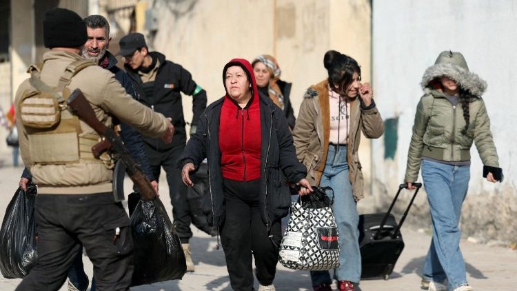 Aleppo, civili in fuga dalle aree di combattimento