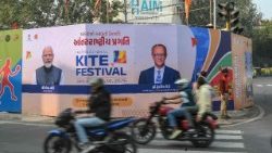 Plakate in Indien zum Besuch von Bundeskanzler Merz