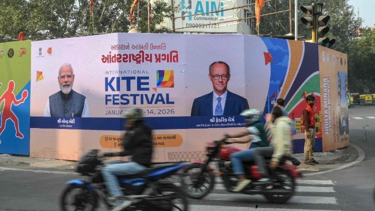 Plakate in Indien zum Besuch von Bundeskanzler Merz