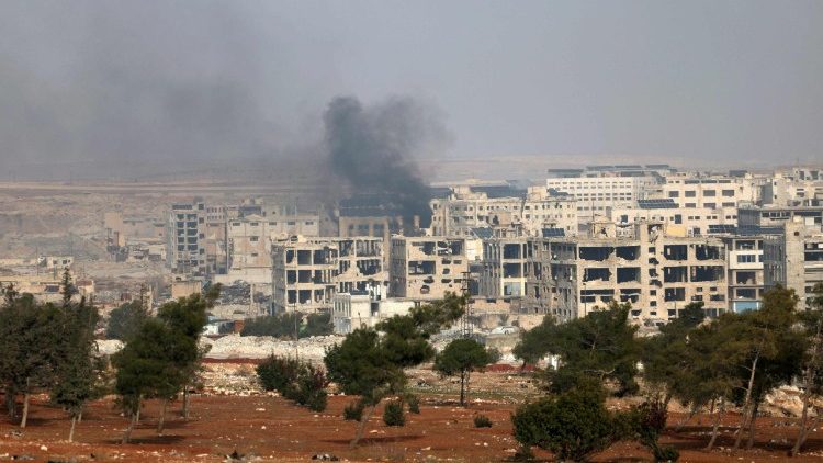 Rauch steigt über den kurdischen Vierteln Scheich Maksud und Ashrafiyeh von Aleppo auf