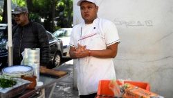 Migrant aus Venezuela als Straßenverkäufer