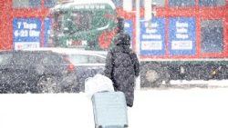  Eine Frau zieht ihren Trolley durch den Schnee in Wien, Österreich, am 9. Januar 2026 - Agenturbild