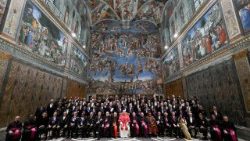 Gruppenfoto mit Papst Leo XIV. und dem beim Heiligen Stuhl akkreditierten Diplomatischen Korps nach der Audienz diesen Freitag in der Sixtina