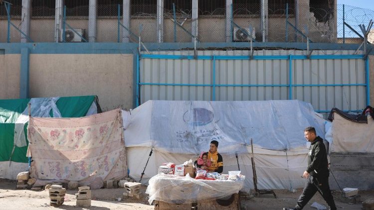 Ein Mann sitzt vor seinem Zelt in Gaza-City in der N&auml;he des Hauptquartiers der UNRWA